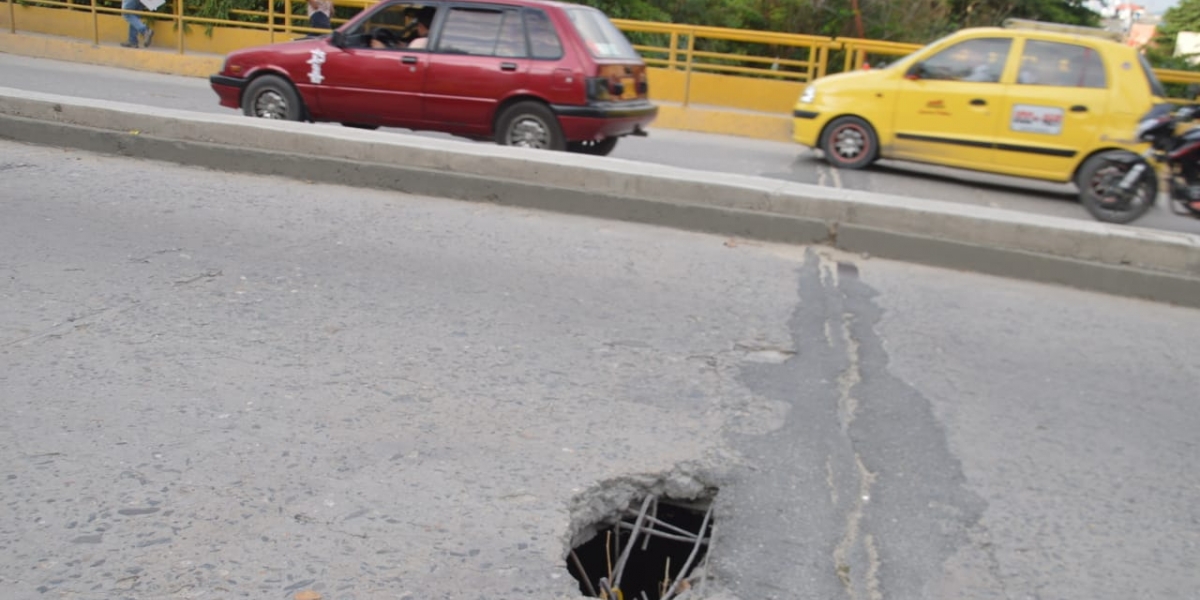 Seguimiento.co La grieta sobre el puente El Mayor.