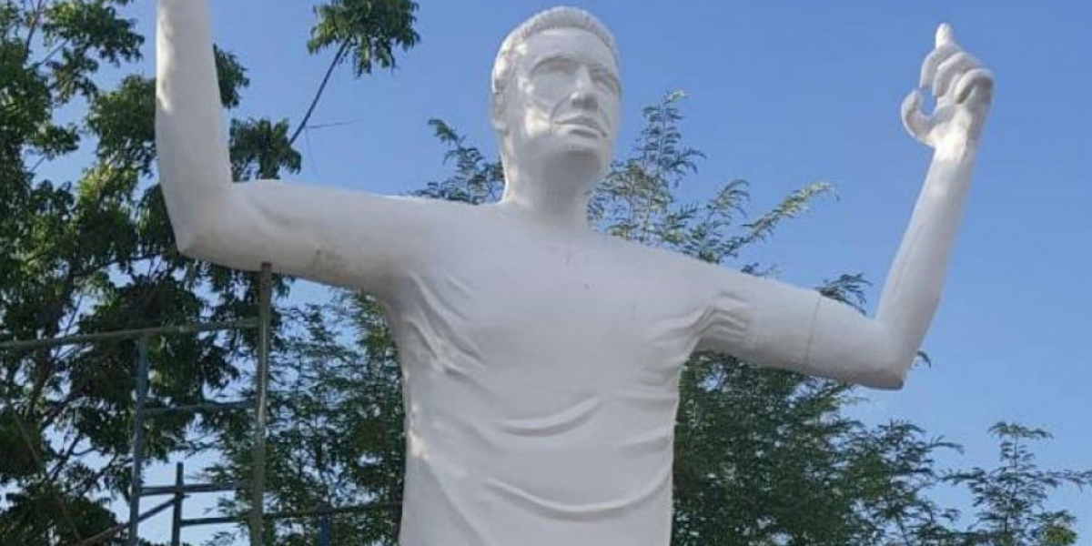 El Tiempo Estatua de Falcao.
