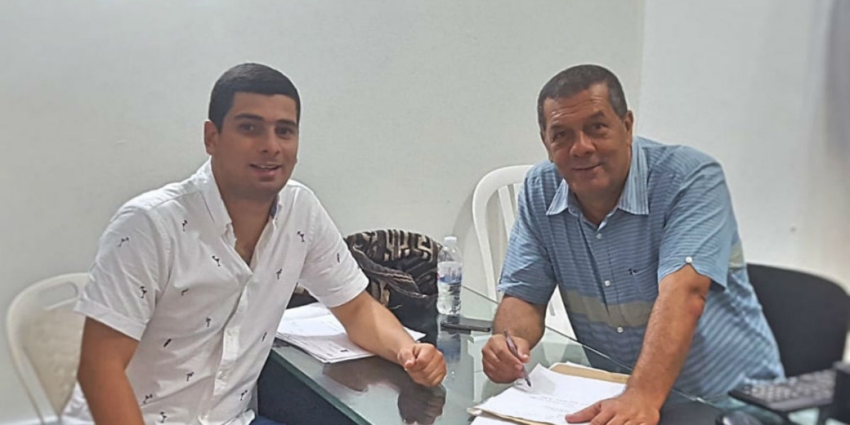 El registrador Eduardo Noguera, en su oficina, acompañado de su abogado, José Manuel Noguera.