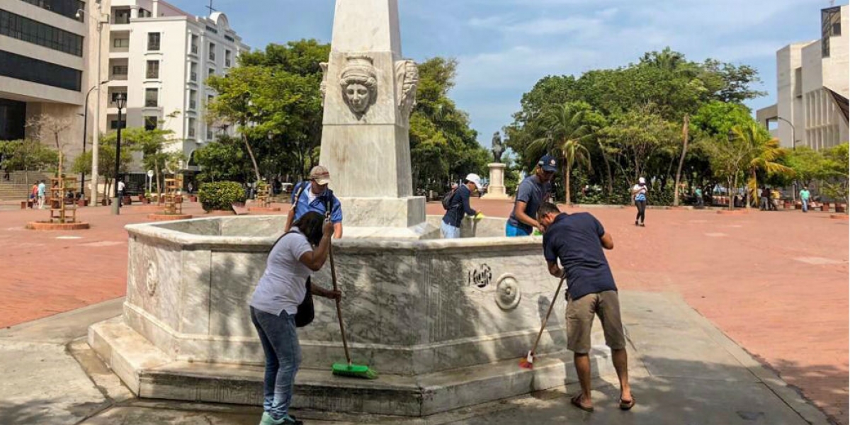 Jornada de limpieza a esculturas del Centro Histórico.