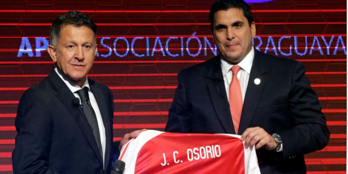 Juan Carlos Osorio recibiendo la camisa de la selección paraguaya.