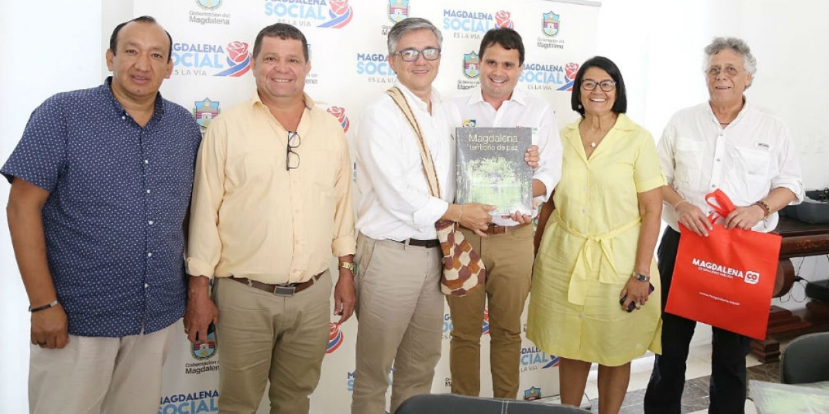 Gobernación del Magdalena El Viceministro de Comercio, Industria y Turismo, junto a miembros del gabinete departamental.