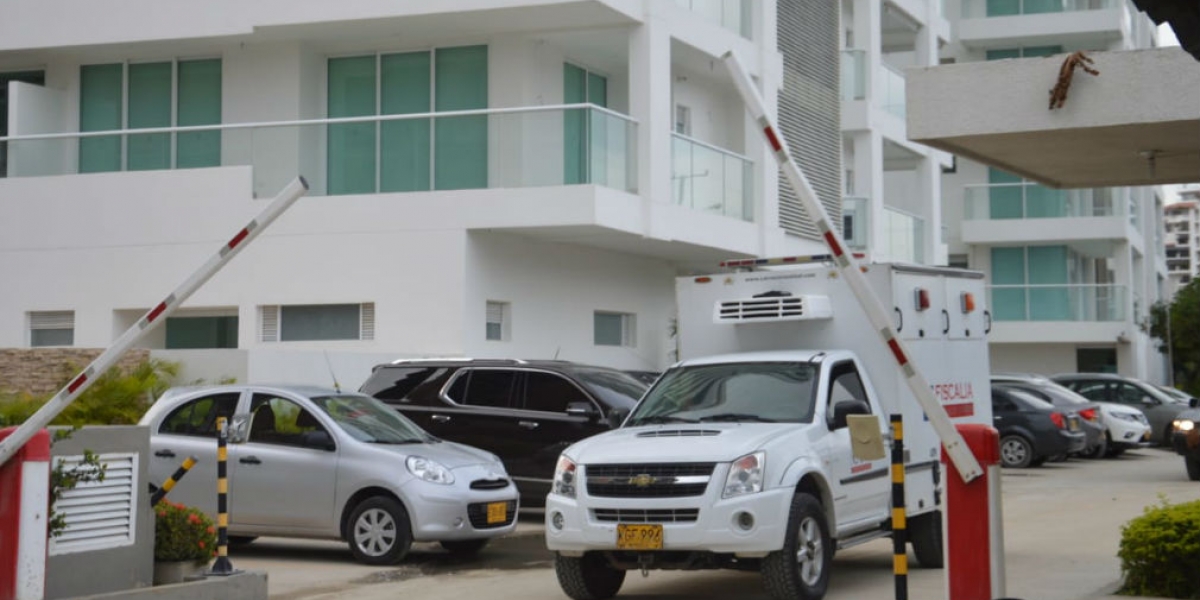 Personal de Fiscalía realizó el levantamiento del cuerpo en el edificio.