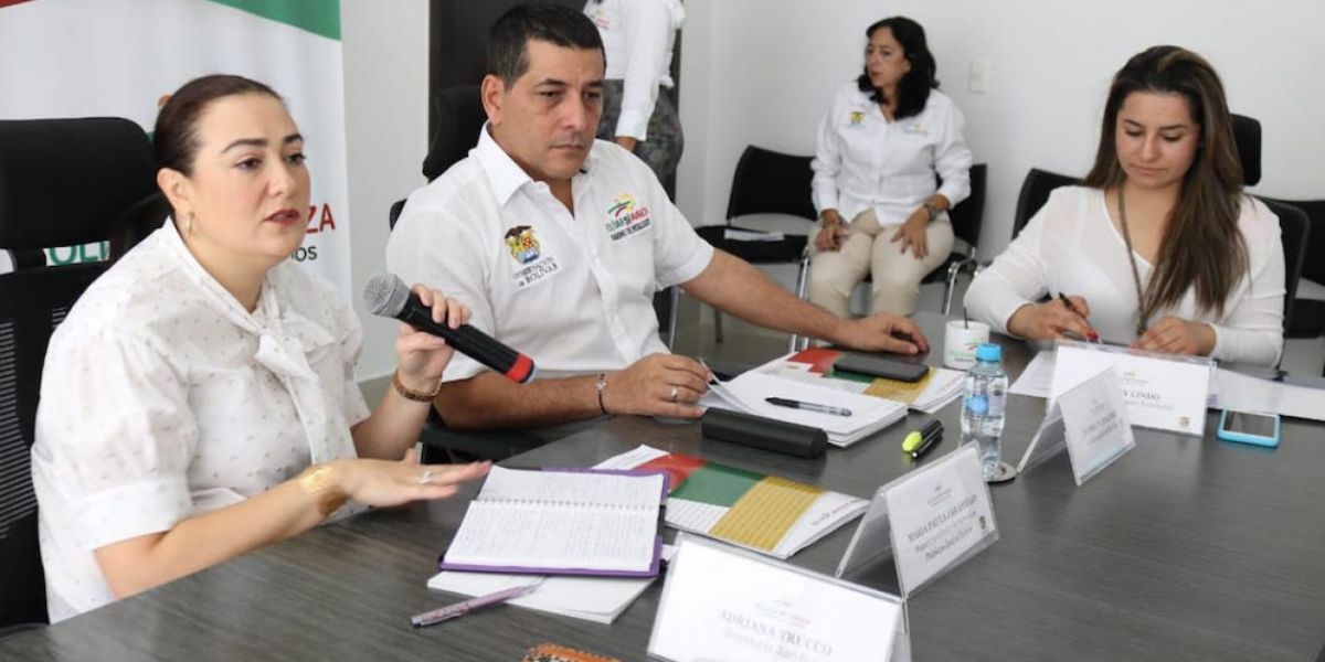  La Superservicios (e) María Paula Jaramillo, durante el reciente análisis de Electricaribe con el Gobernador de Bolívar Dumek Turbay. 