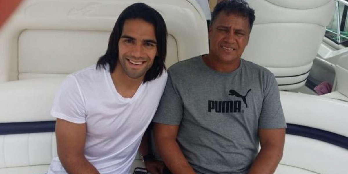 El jugador Radamel Falcao García junto a su padre Radamel García King.