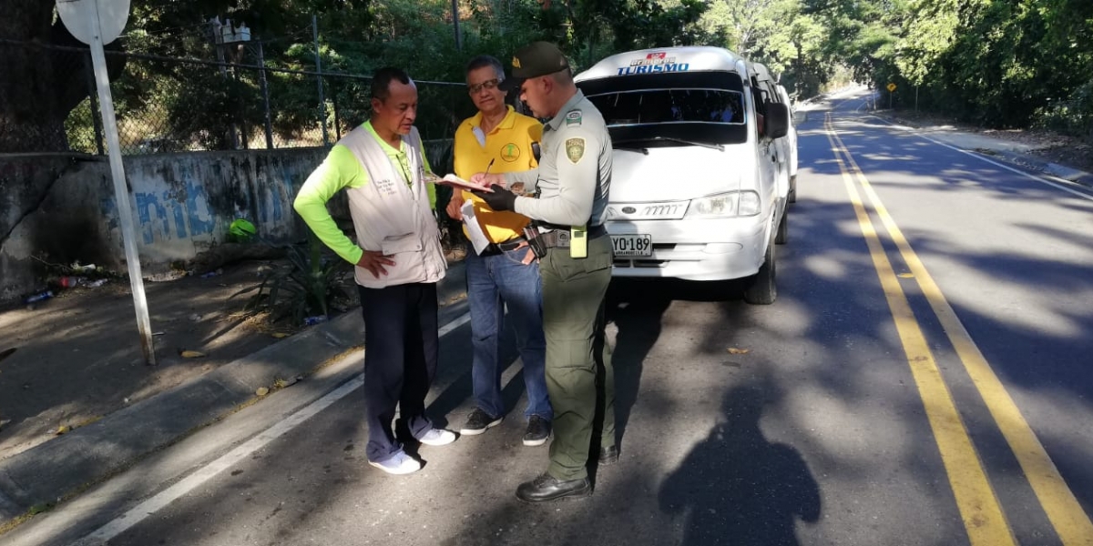 Policía Metropolitana La Policía está realizando controles a los vehículos que prestan servicios turísticos.