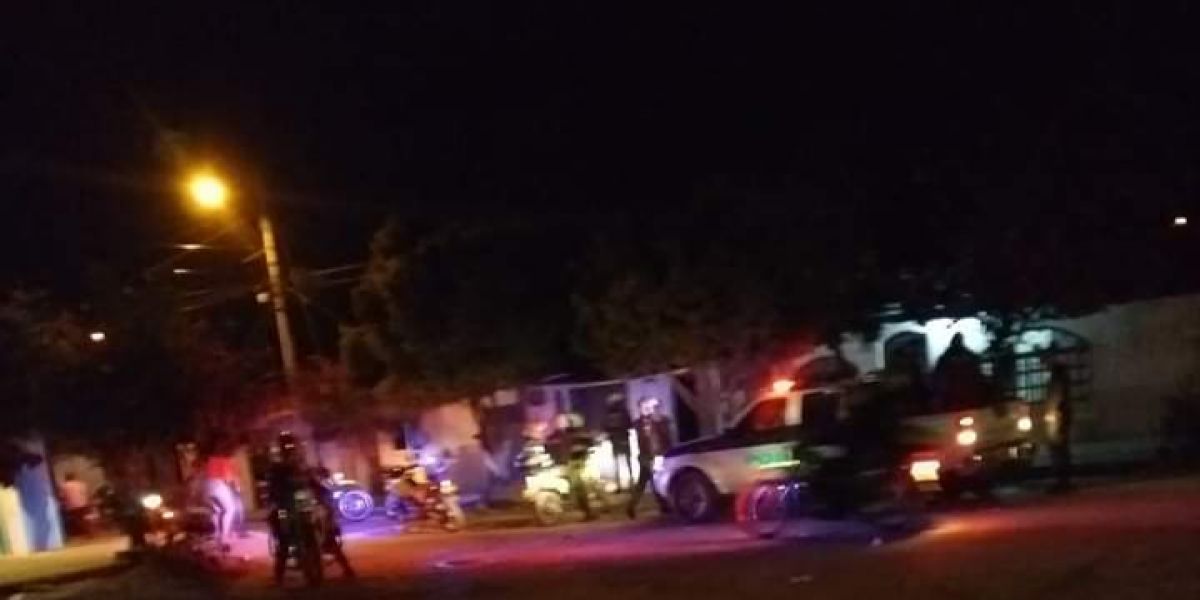La Policía quiso poner orden y los jóvenes actuaron como vándalos. 