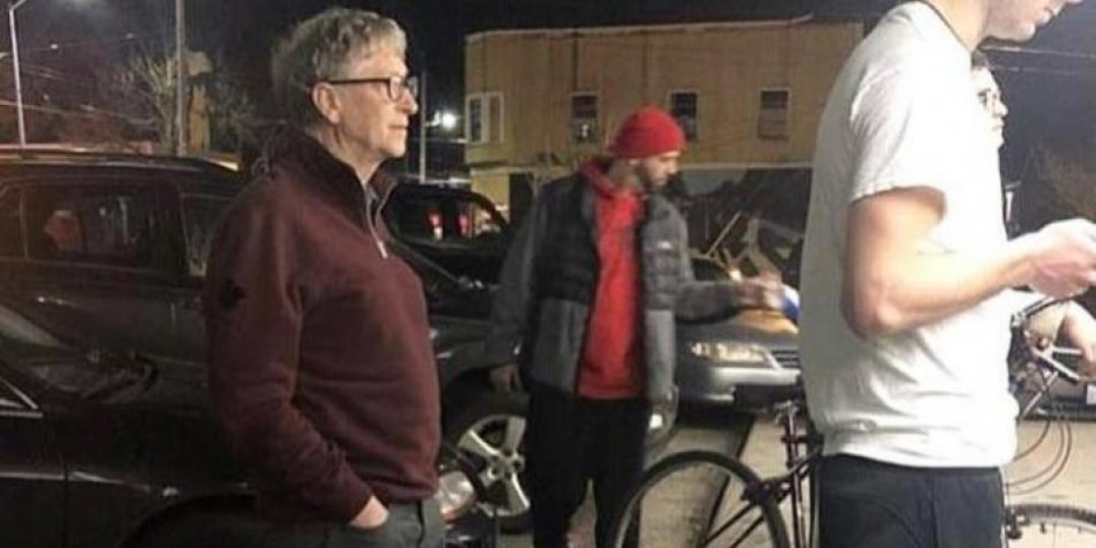 Bill Gates esperando su turno para comprar una hamburguesa.