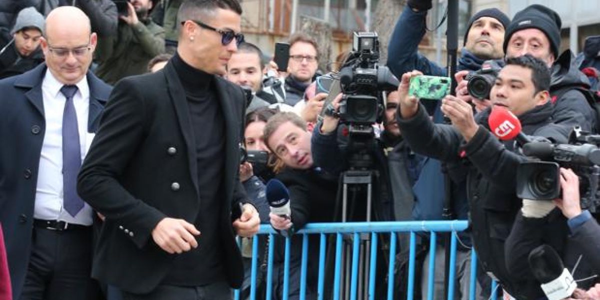 Cristiano Ronaldo saliendo de la audiencia.