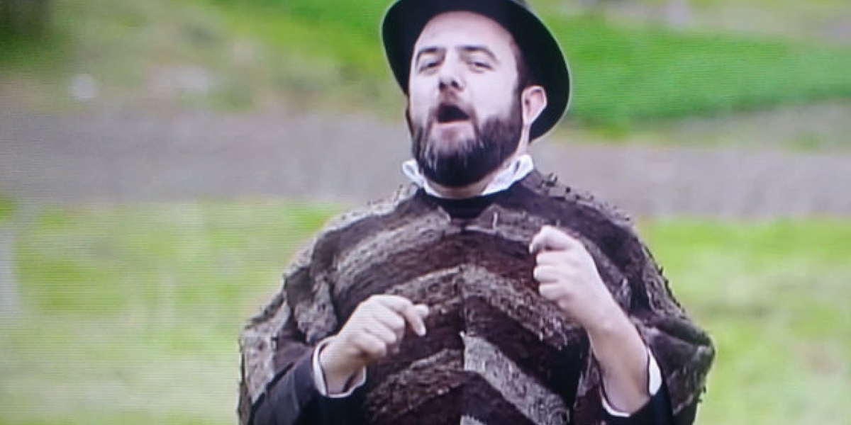 @claudiavrey Santiago Rivas, presentador de 'Los Puros Criollos'