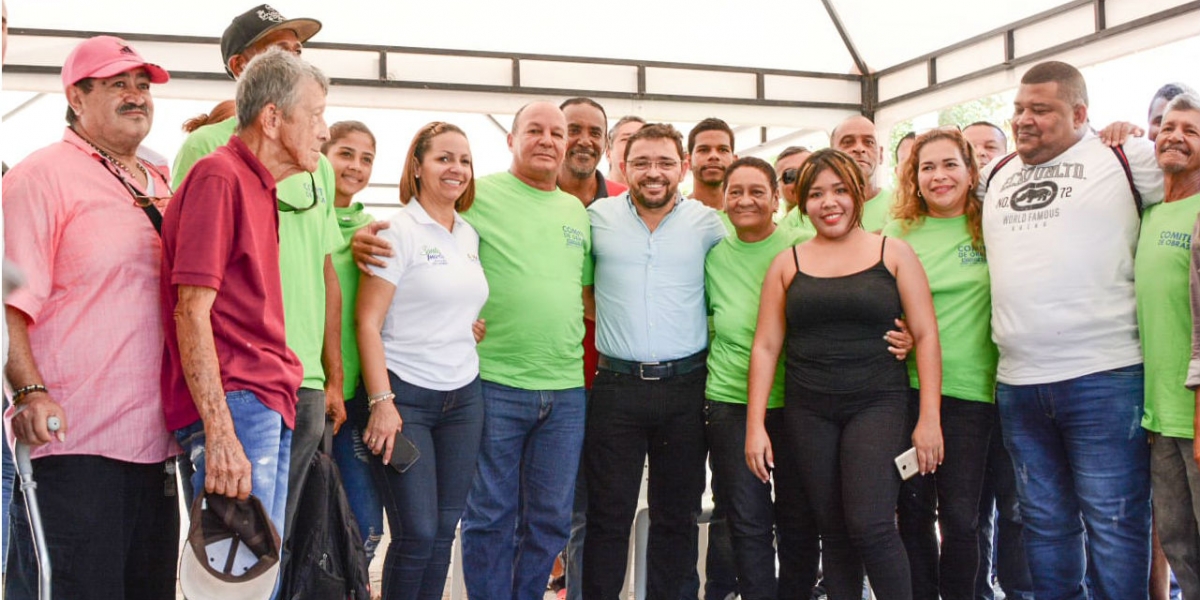 El Alcalde de Santa Marta en compañía de habitantes del barrio Pescaíto