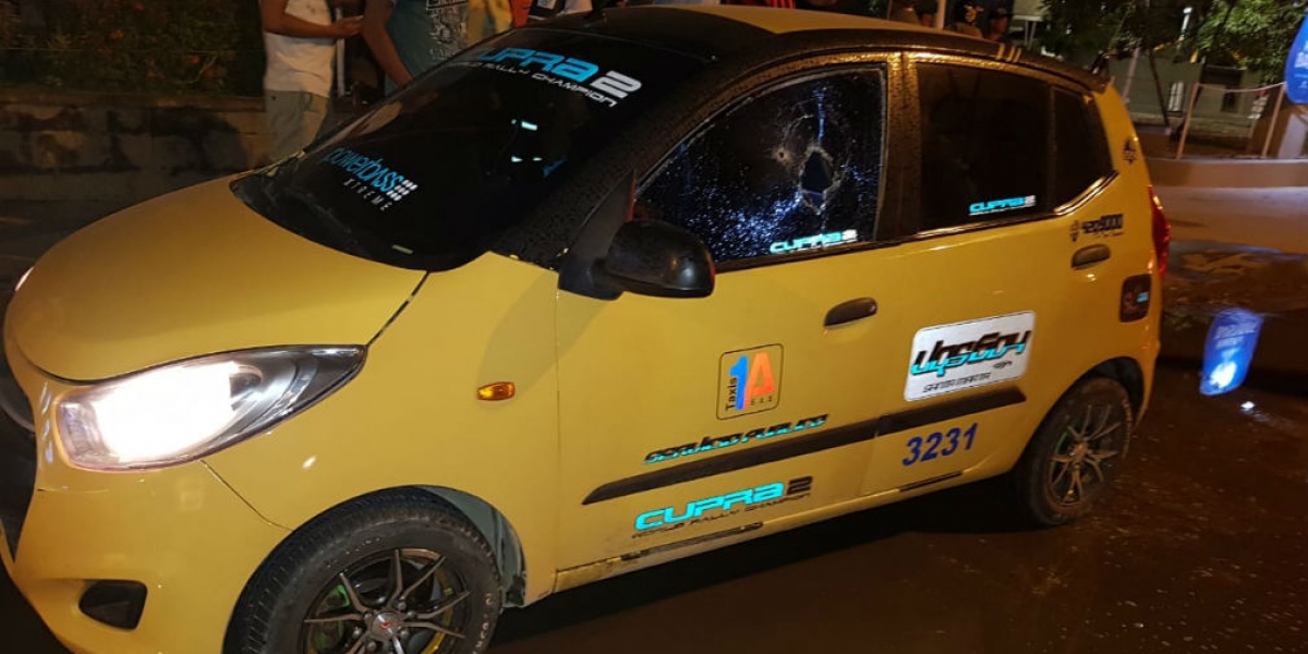 El taxista no se dejó robar y por ello fue atacado con impactos de bala.