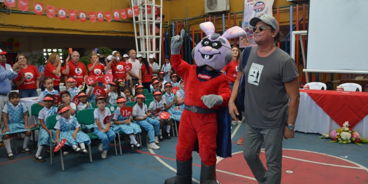 Carlos Vives en el lanzamiento de campaña de salud oral en colegio de Pescaíto