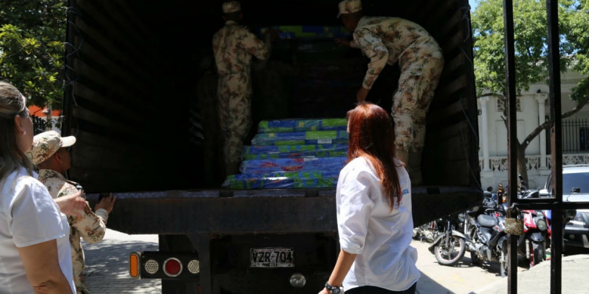 Entrega de ayudas humanitarias.