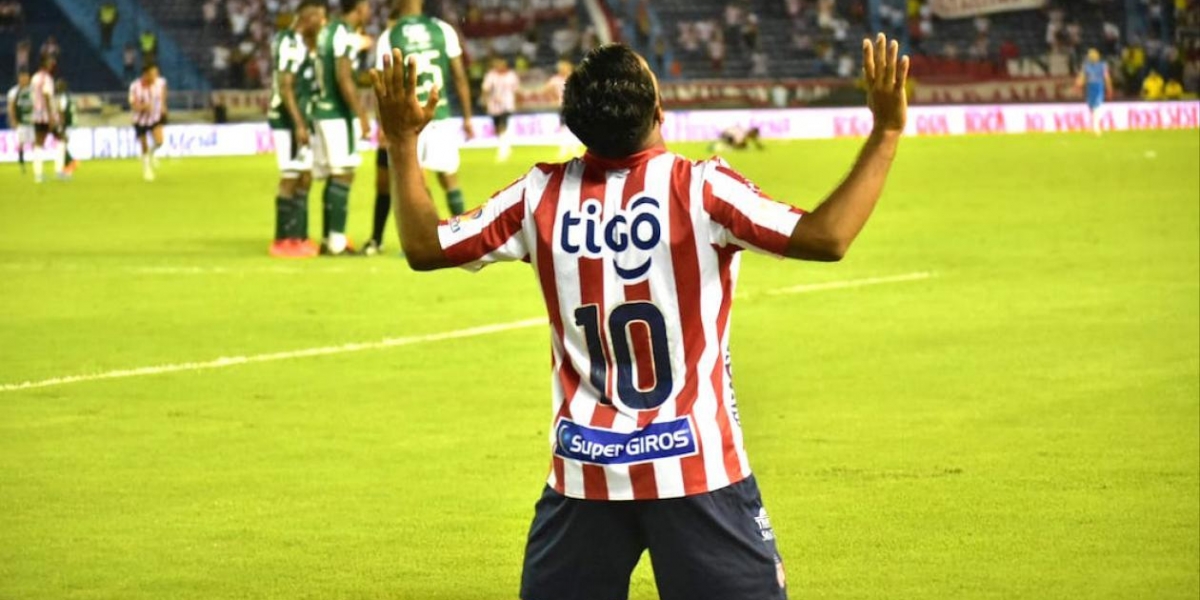 Luis 'Cariaco' Gonzáñez celebrando el tercer gol juniorista.