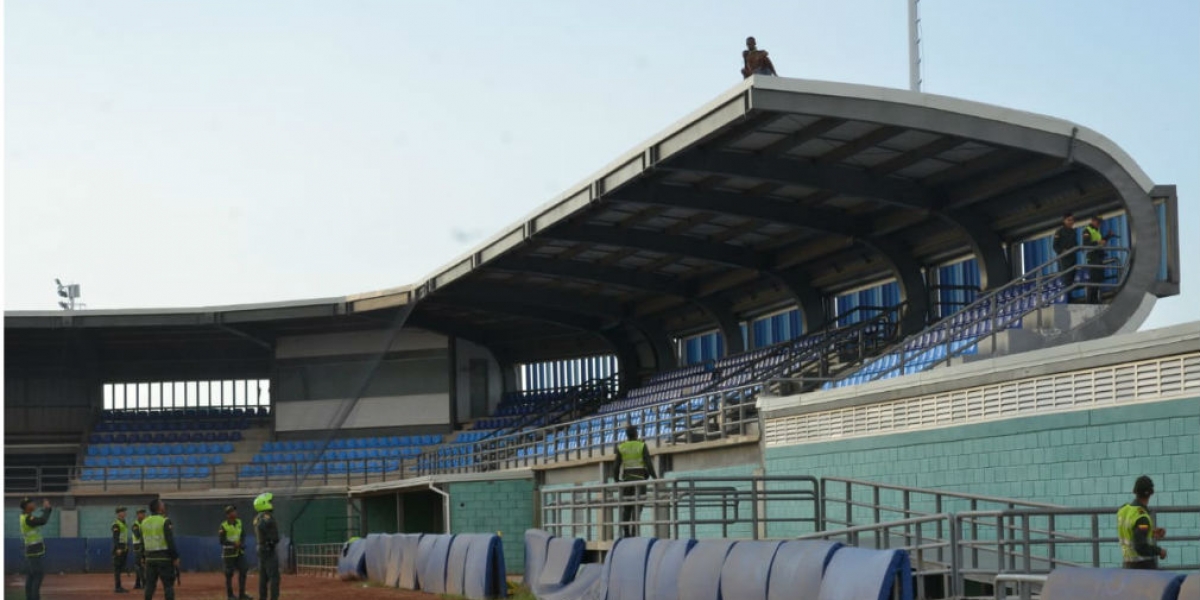 Seguimiento.co Hombre subido en el techo del estadio de beisbol.