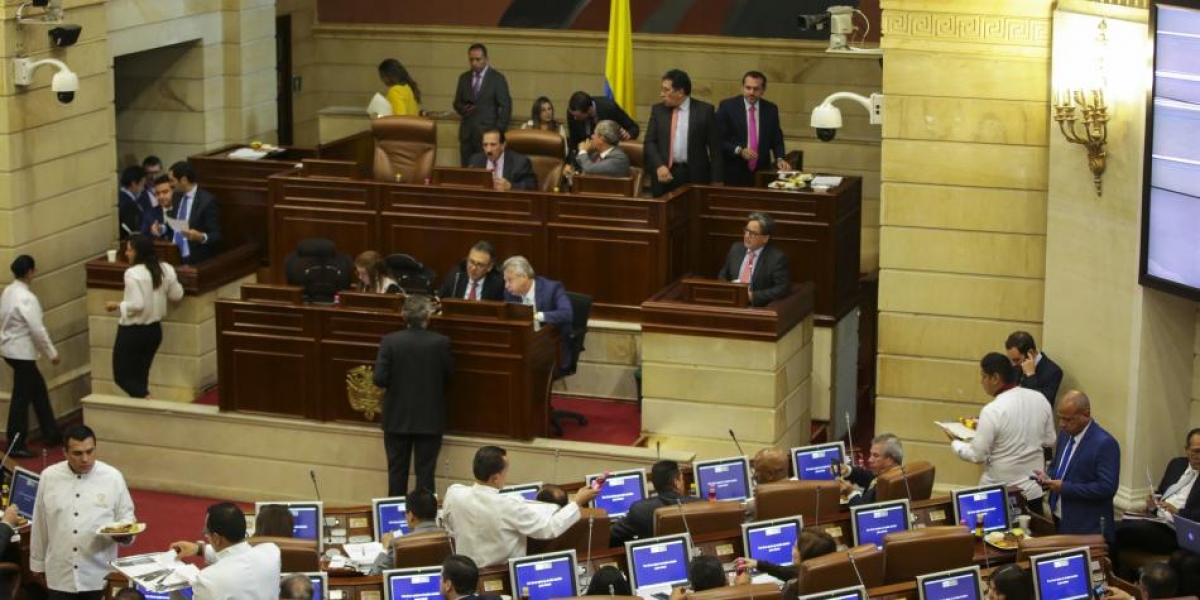 Ministerio de Hacienda El ministro de Hacienda, Alberto Carrasquilla, afirmó que el trabajo mancomunado entre Congreso y Gobierno fue clave para lograr mayores recursos hacia sectores vía inversión.