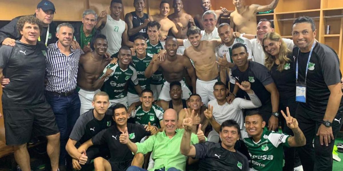 Jugadores del Deportivo Cali celebrando en el camerino.