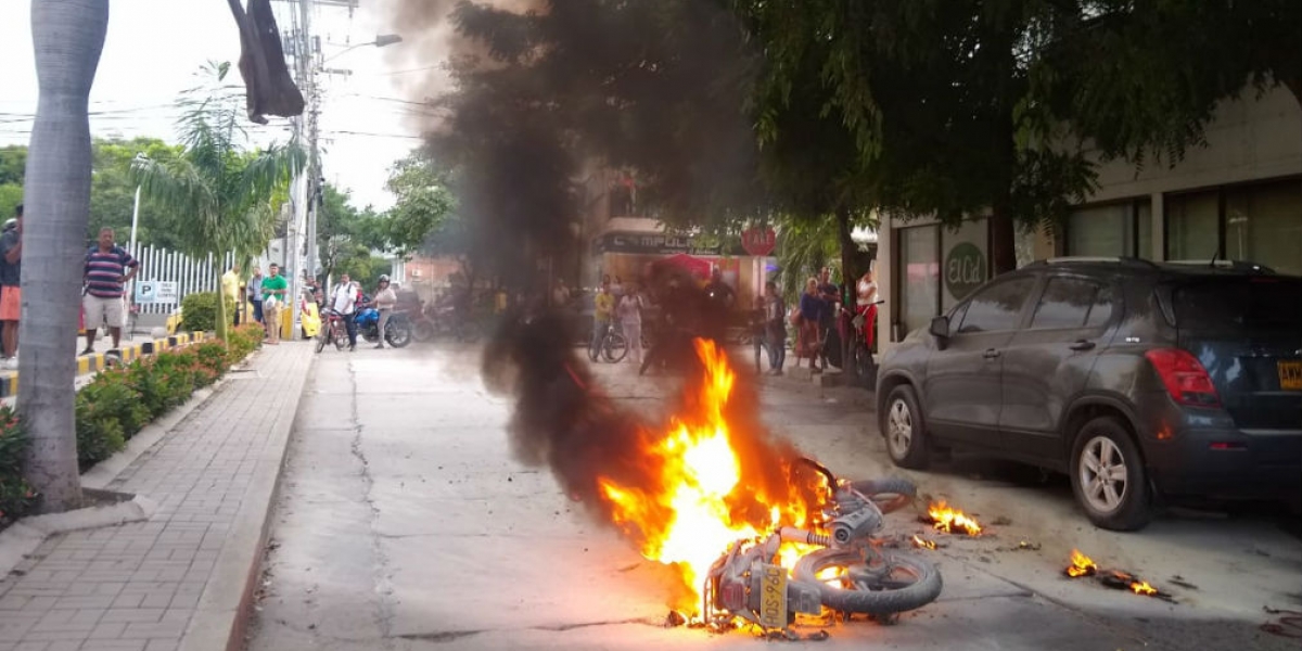 Oscar Mejía- Seguimiento.co Hombre incendia su moto frente a Socol