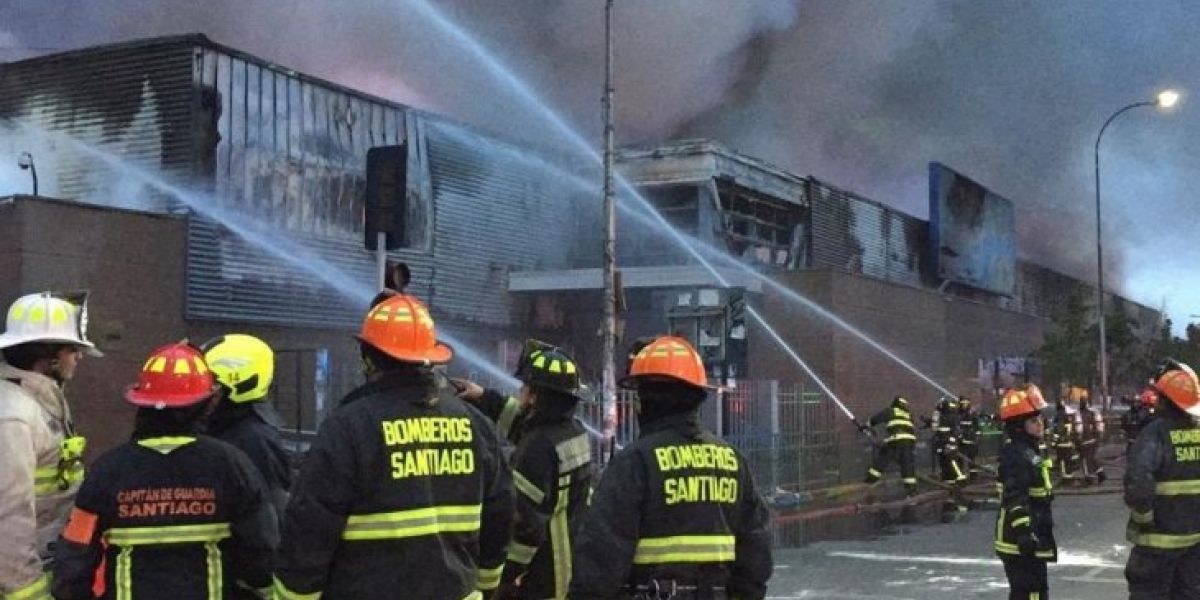 Tres personas murieron en un incendio que se produjo en medio del saqueo de un enorme supermercado.