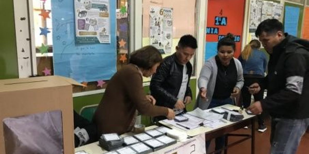 Telesurt. Dos candidatos se disputan la preferencia electoral este domingo: El presidente Morales, que figura como favorito, y el expresidente Carlos Mesa.