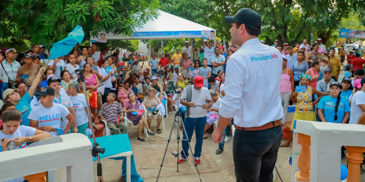 El Mello reunido con simpatizantes de su campaña.