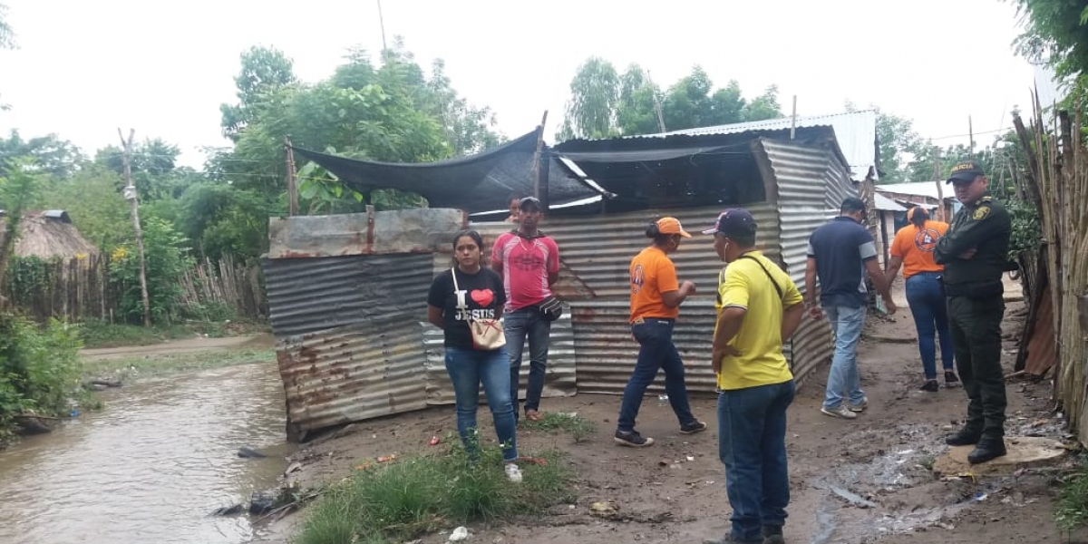 Defensa Civil El desbordamiento de los arroyos La Victoria, El Cascajo y la quebrada Chimicuica, fueron los causantes de las afectaciones.