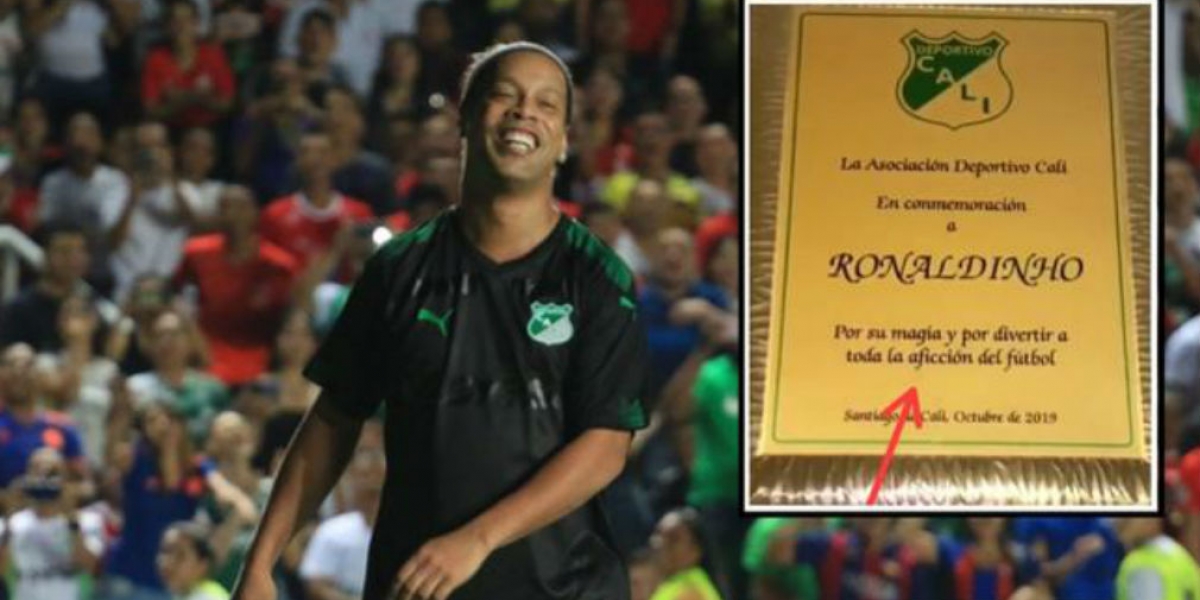 Ronaldihno con su placa conmemorativa entregada por el Deportivo Cali.