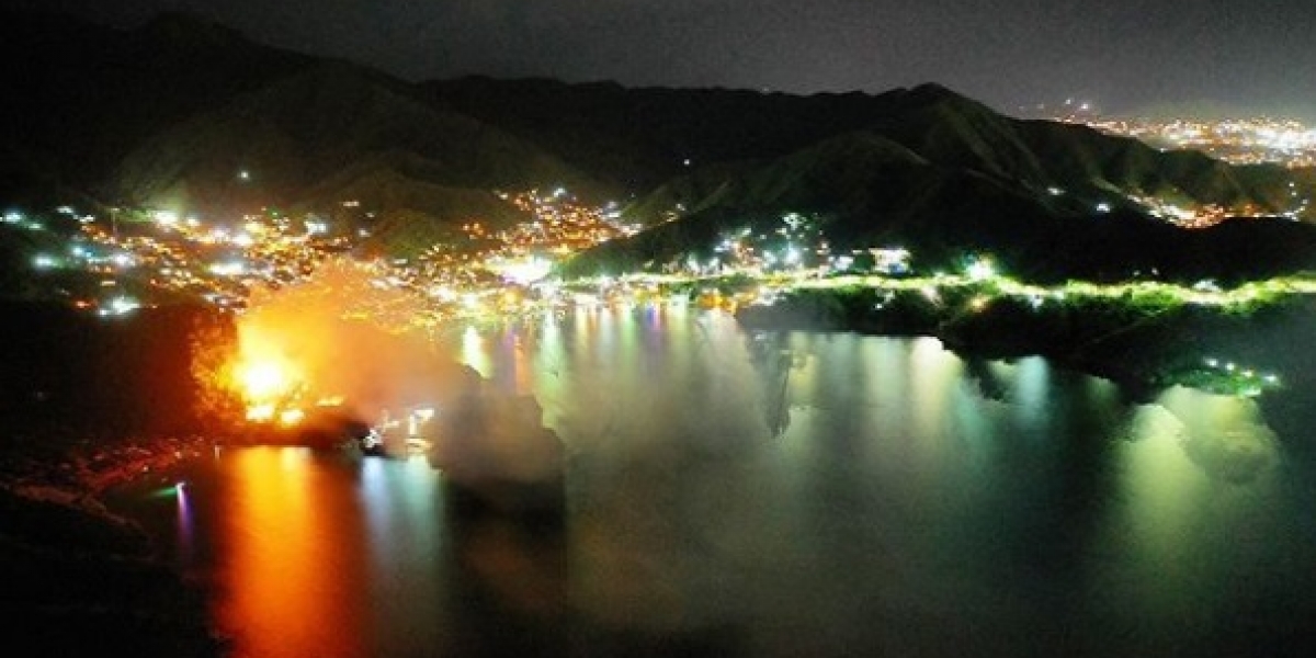 Panorámica de Taganga durante el pleno incendio del hotel Jaba Nibue