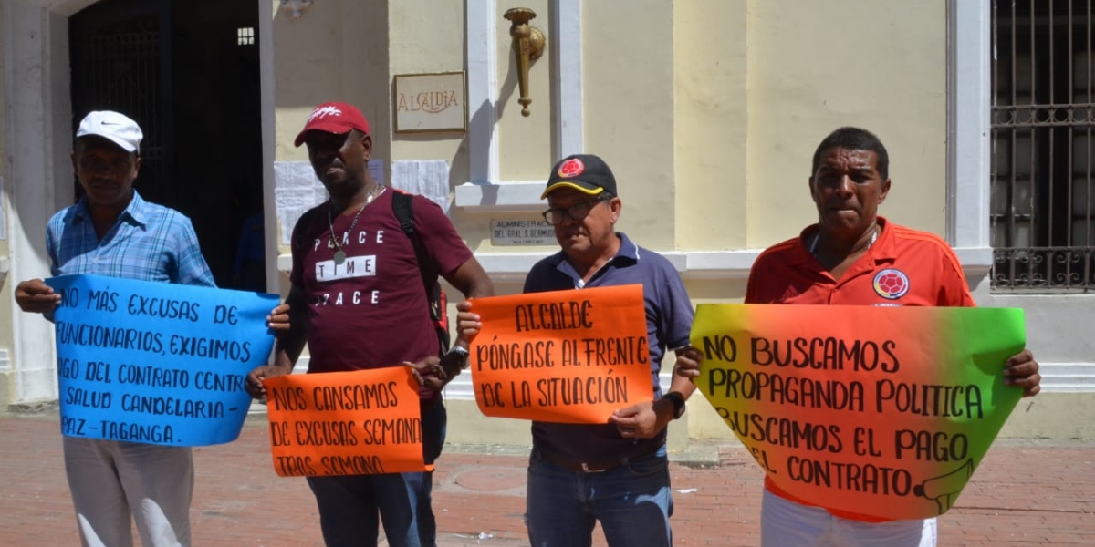 Los obreros exigen el pago por su trabajo.