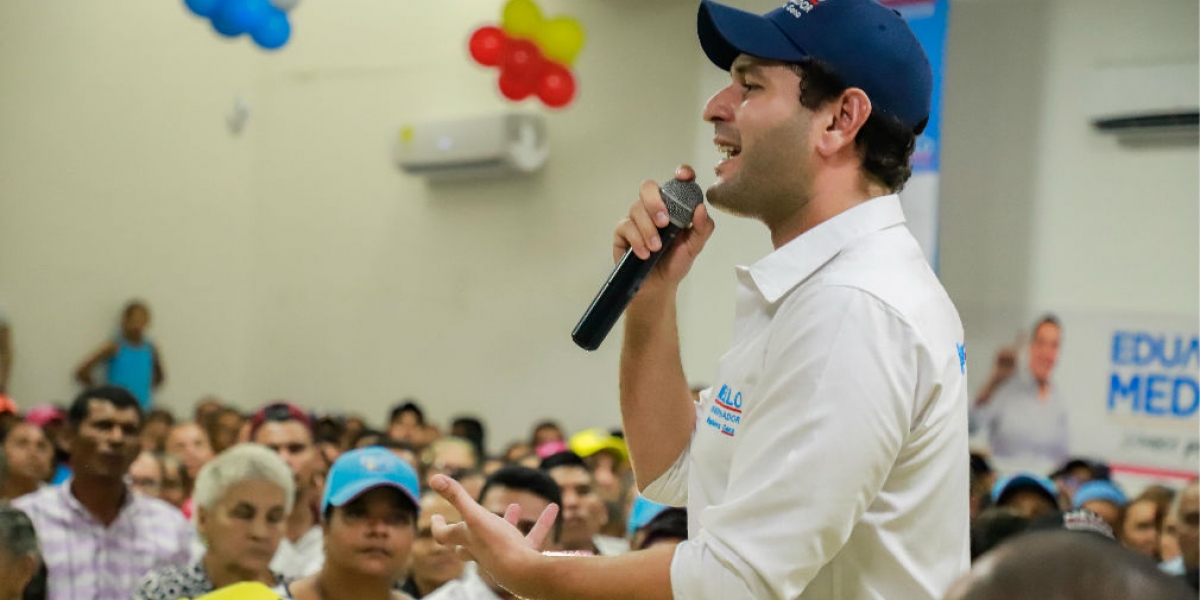 Cortesía El Mello reunido con simpatizantes de su campaña.