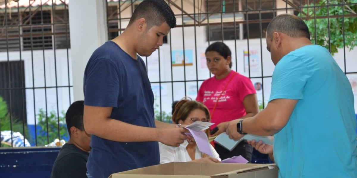 Seguimiento.co Las urnas se abrieron a las 8:00 a.m. y cerraron a las 4:00 p.m.