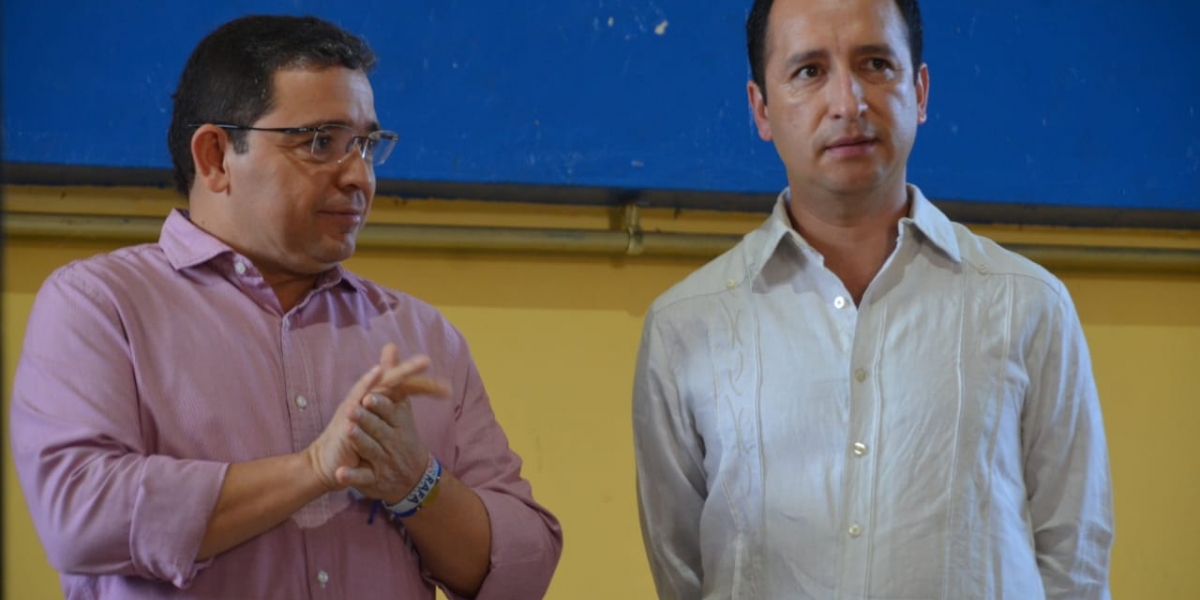 Fabio Parra (derecha), gobernador ad hoc del departamento del Magdalena.