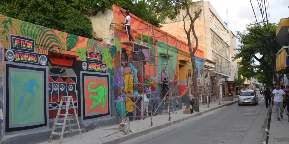 Óscar Mejía - seguimiento.co Pintan mural en la calle 18 de Santa Marta