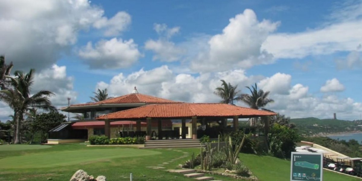  Canchas de golf del Country Club, en Sabanilla.