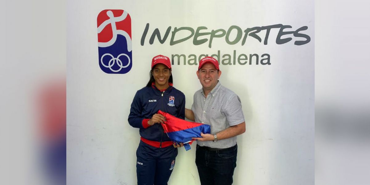 Cortesía En la tarde de este jueves la múltiple campeona recibió el pabellón del departamento.