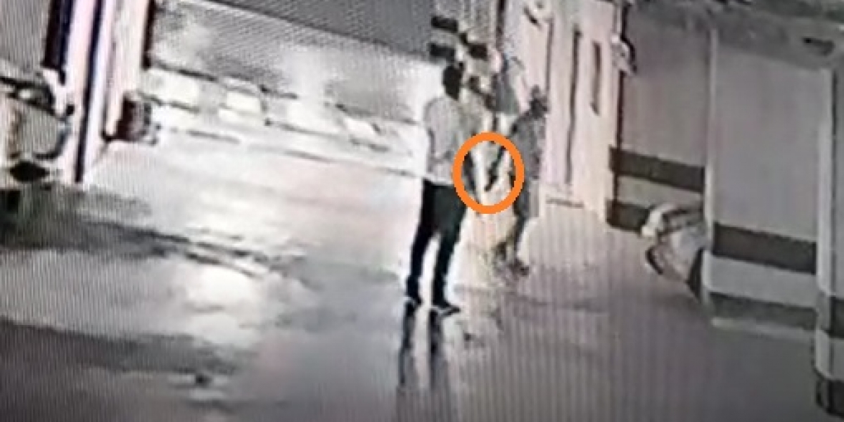 Captura de video Esta imagen de la cámara muestra el momento en que el juez porta una pistola, que supuestamente es de fogueo.