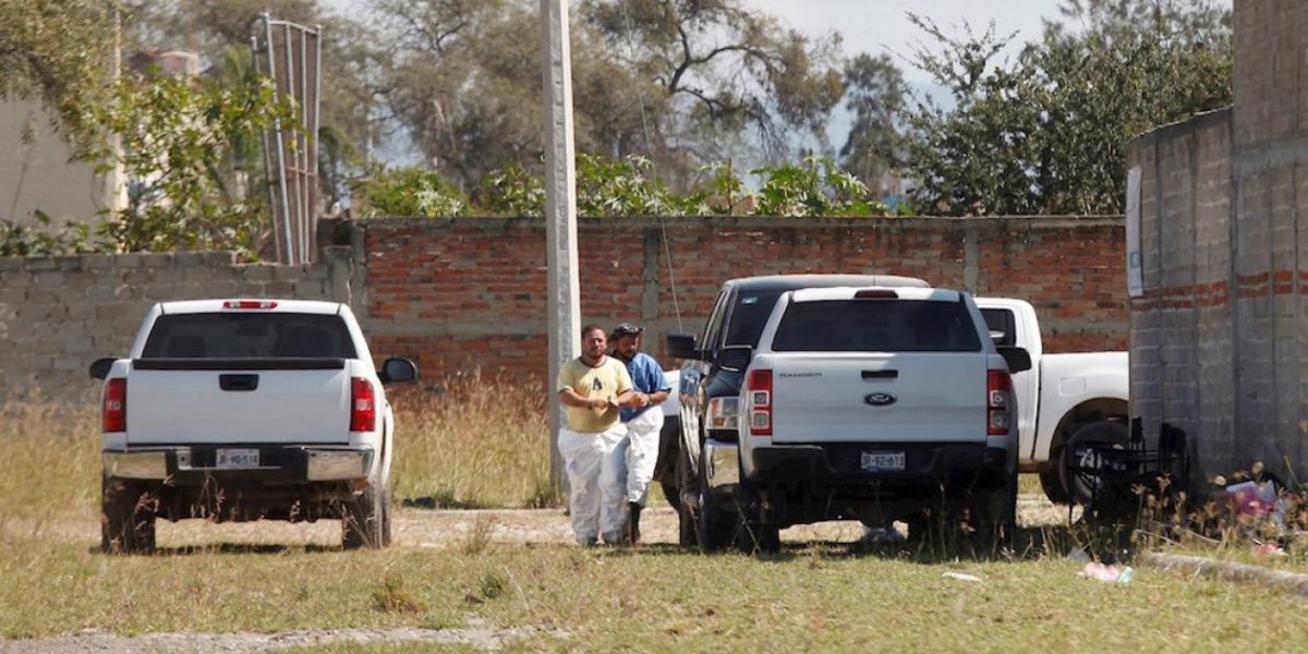 EFE Peritos forenses en la finca donde fueron hallados los cuerpos.