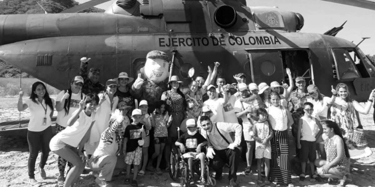 Los niños conocieron el mar y uno de los helicópteros del Ejército.