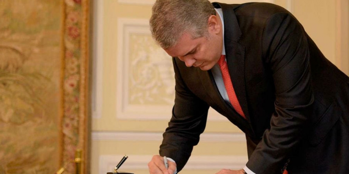 Presidencia Iván Duque firmando el decreto para este 21 de noviembre.