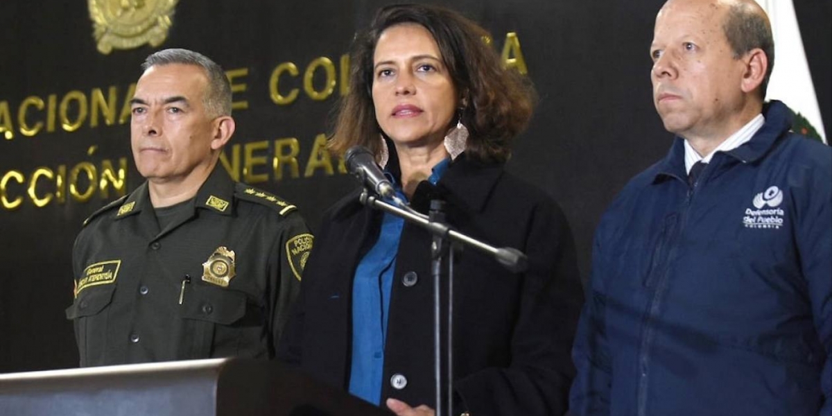 @NancyPatricia_G El Director de la Policía, General Óscar Atehortúa; la Ministra del Interior, Nancy Patricia Gutiérrez y el ViceDefensor, Jorge Calero.