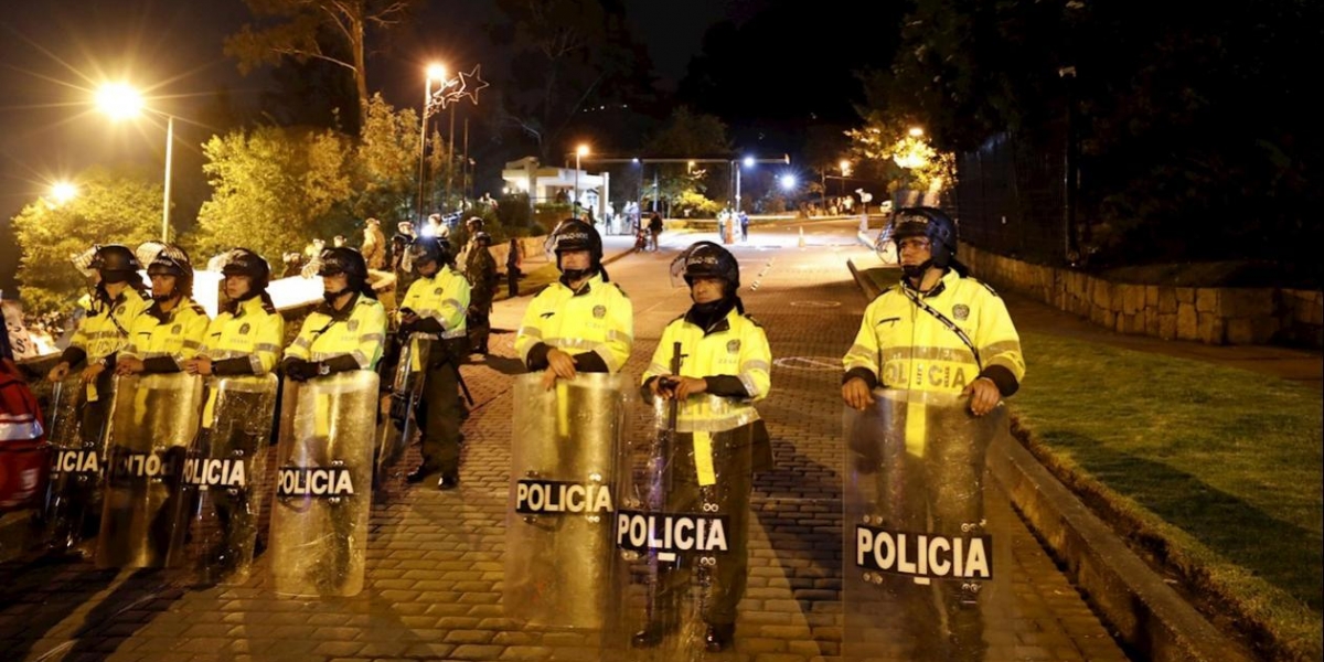  Los policías resultaron heridos en Bogotá y Cali.