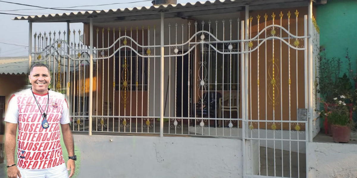 Seguimiento.co El exvolante resultó herido cuando estaba sentado en la terraza de su casa.