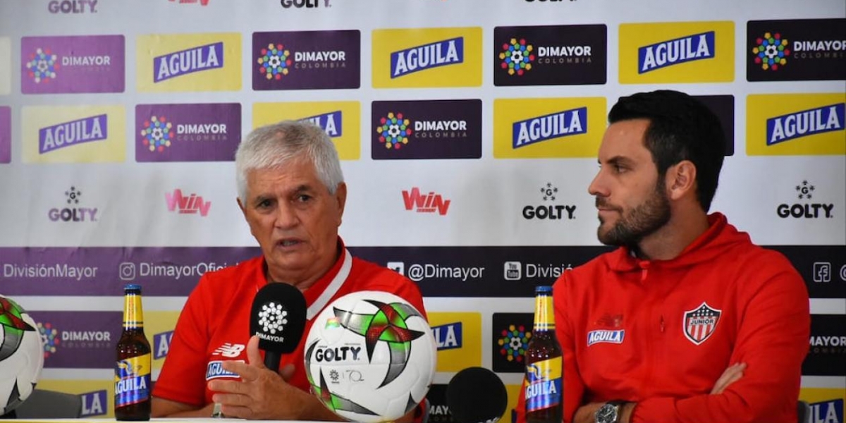 Zona Cero El DT Julio Comesaña y el capitán Sebastián Viera en la rueda de prensa.