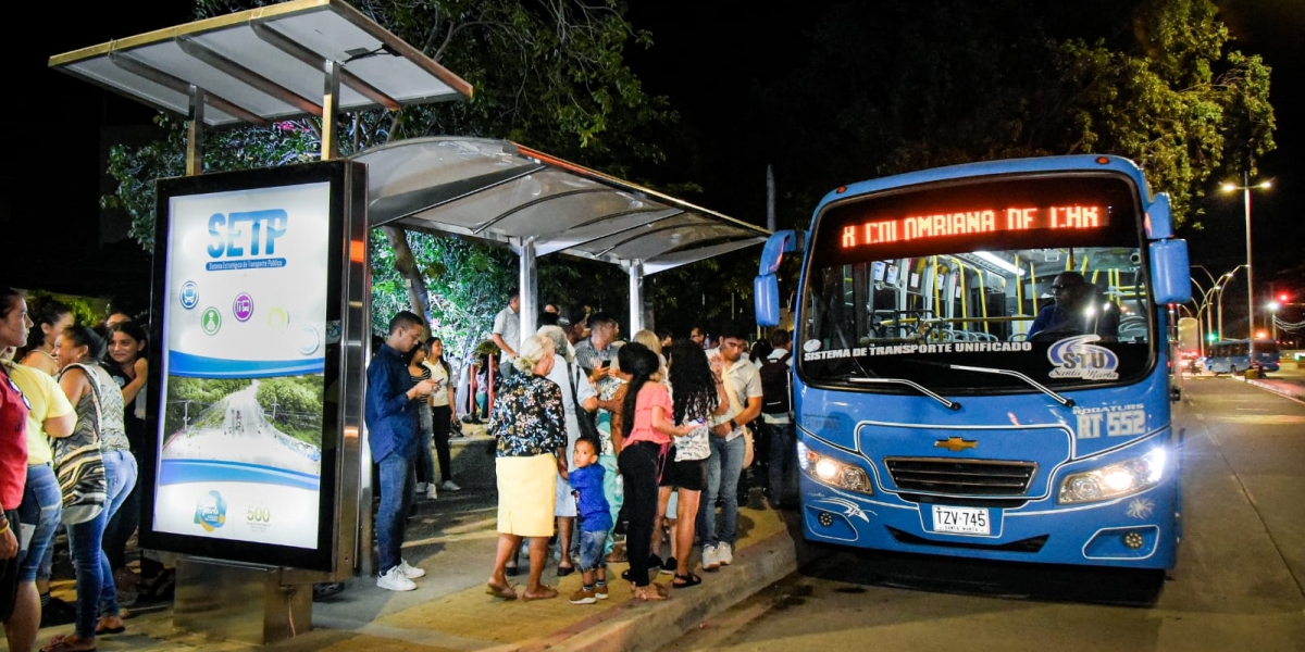 Entregan primer paradero moderno en Santa Marta