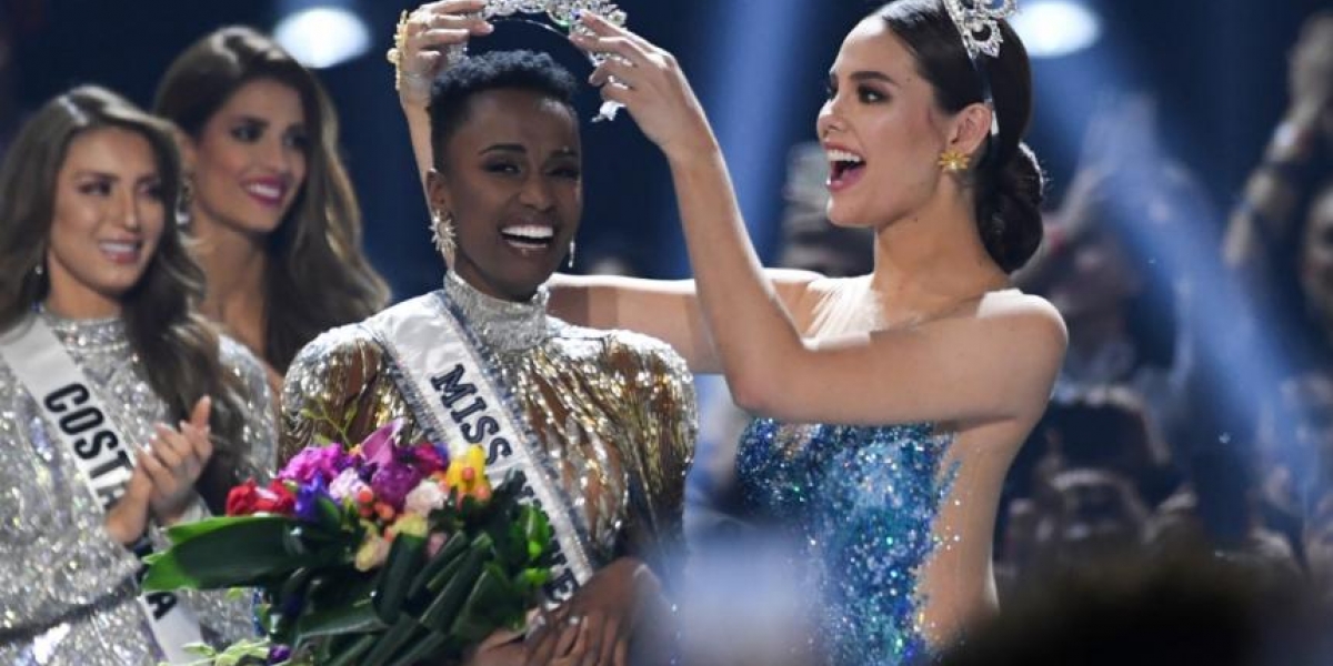 Momento en que la representante de Sudáfrica recibe su corona como Miss Universo.