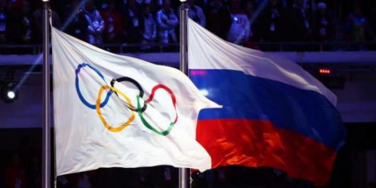 EFE Bandera olímpica y bandera de Rusia.