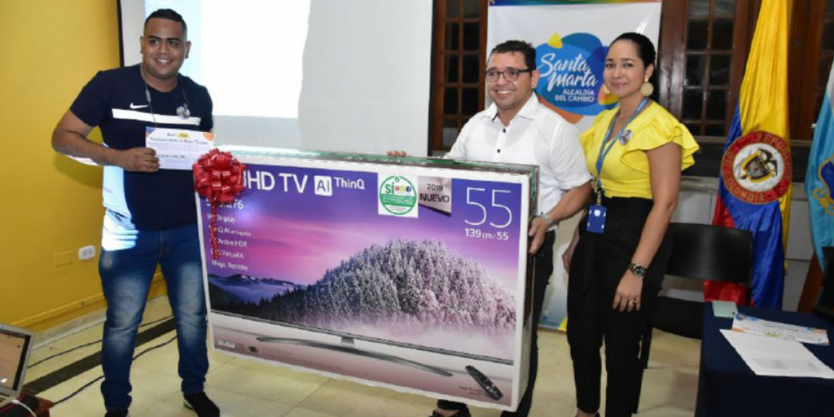 Alcaldía de Santa Marta Uno de los taxistas premiados.