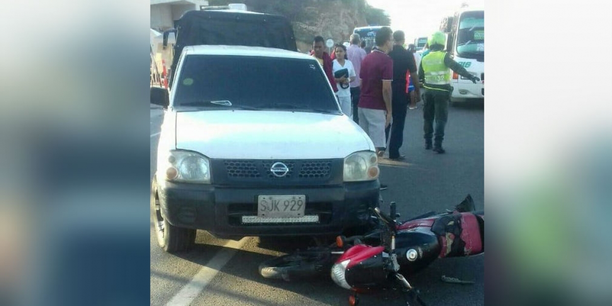 Cortesía Según testigos del incidente, supuestamente el vehículo arrolló a los motorizados.