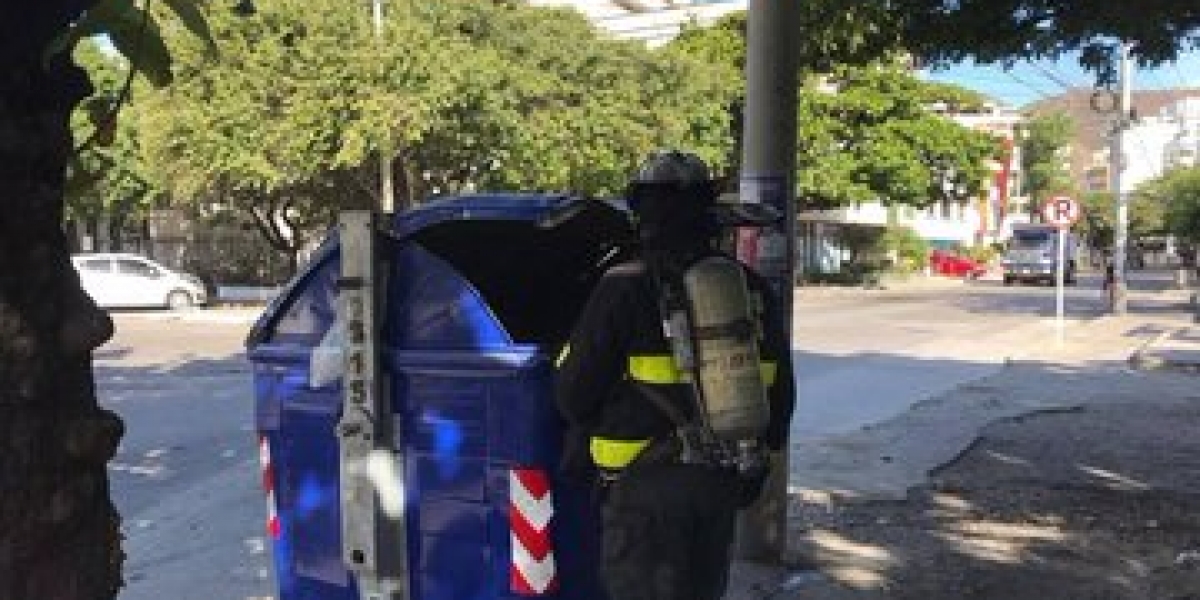contenedor de basura quemado